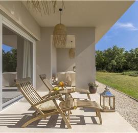 Luxury 4-Bedroom Villa with generous sized Infinity Pool near Buje, Istria. Sleeps 8
